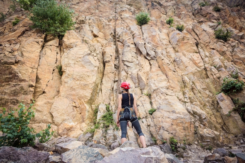 Frau mit Kletterausrüstung vor einem Berg  20160718