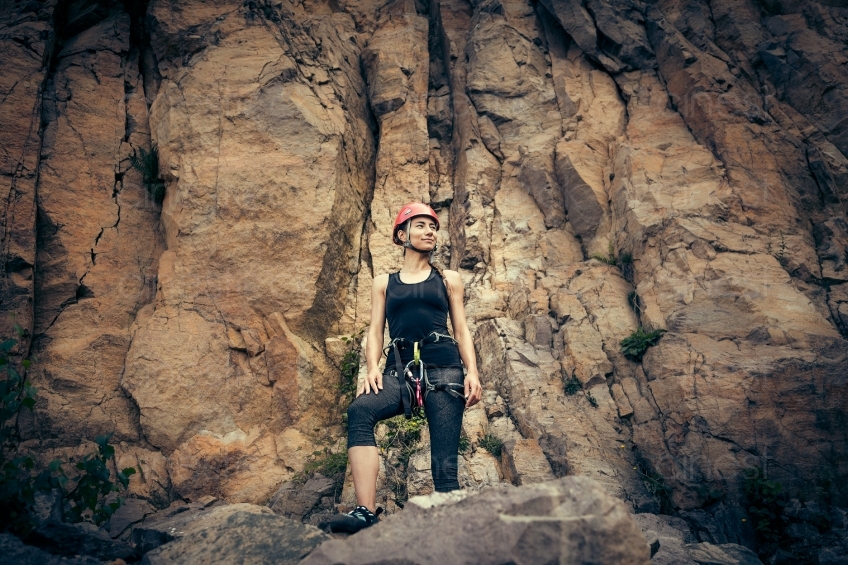 Frau mit Kletterausrüstung vor einem Berg 20160718
