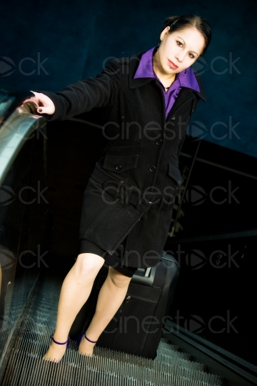 Frau mit Koffer an der Rolltreppe 20081213_0291