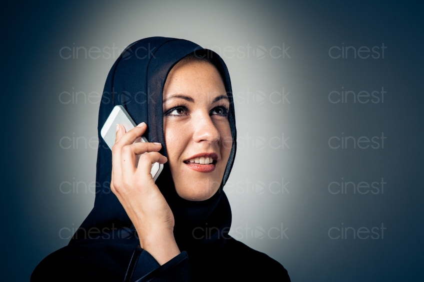 Frau mit Kopftuch und Handy 20140427-0356