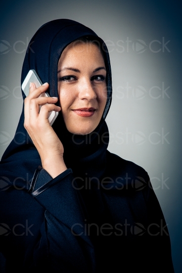 Frau mit Kopftuch und Handy 20140427-0359