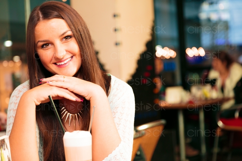 Frau mit langen Haaren in Café 20121117-1034