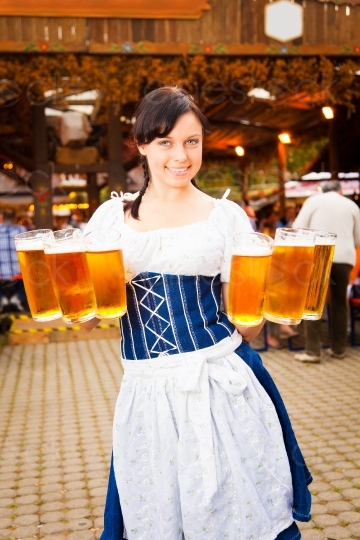 Frau mit Maß Bier