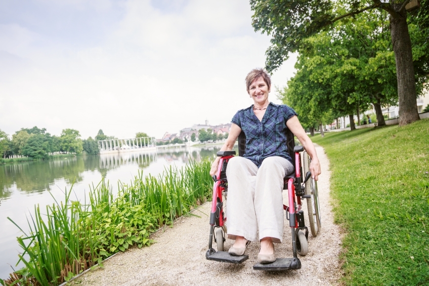 Frau mit Rollstuhl an See 20160725-0677