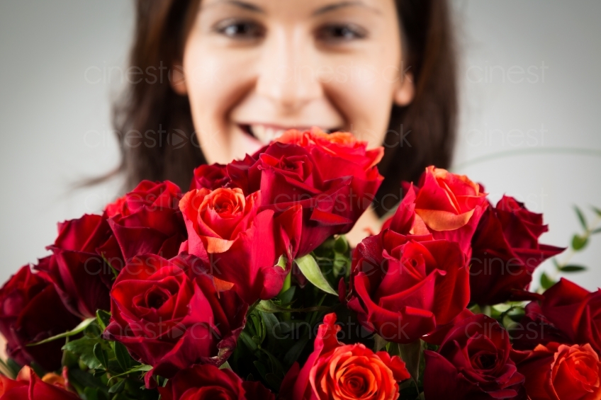 Frau mit roten Rosen 20121130
