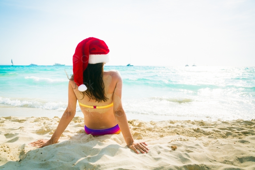 Frau mit Weihnachtsmütze am Strand 20130911-mallorca-3723