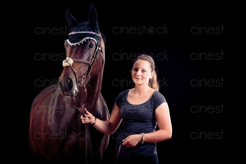 Frau neben Pferd 20150913-0207 
