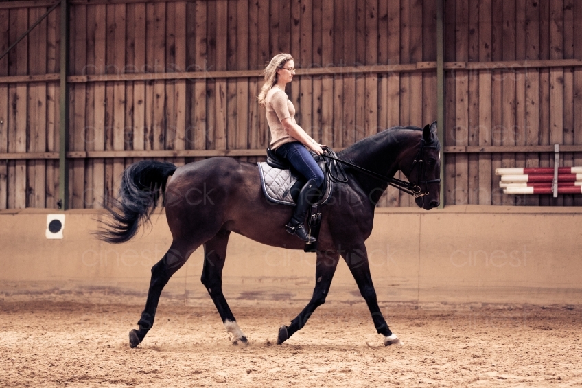 Frau Reitet Pferd 20150913-0462 