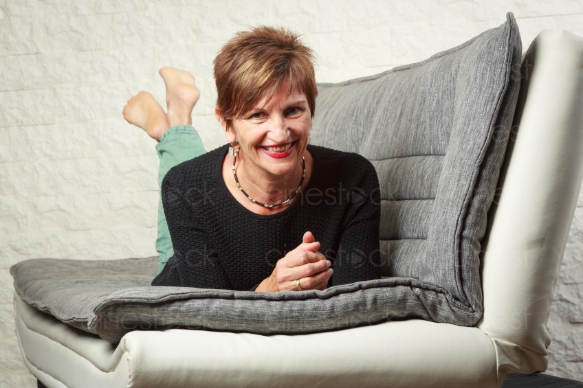 Frau relaxed auf Sofa 20160809