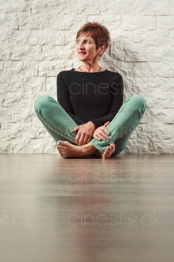 Frau sitzt auf dem Boden 20160809