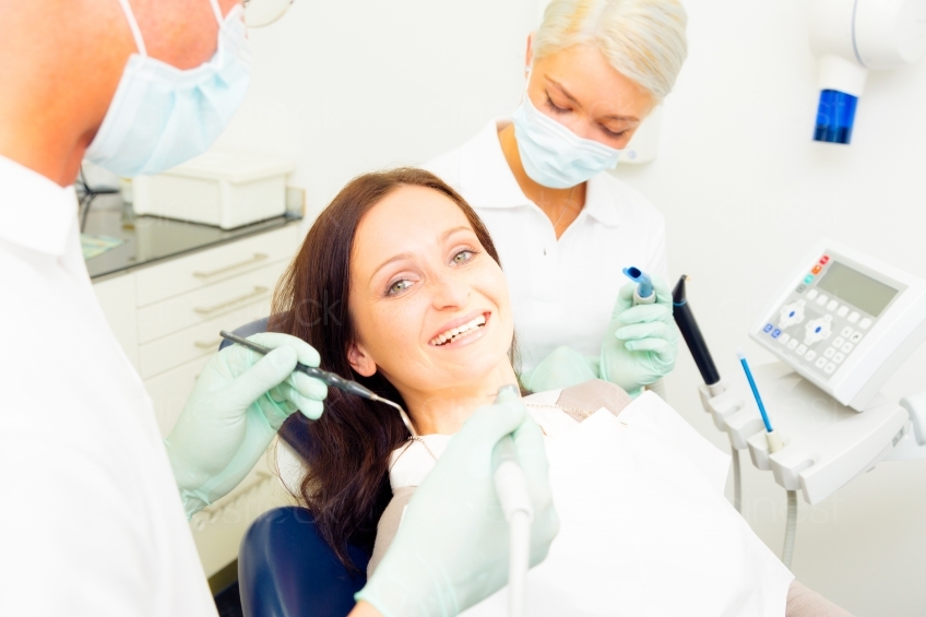 Frau sitzt beim Zahnarzt  20120505_0107 