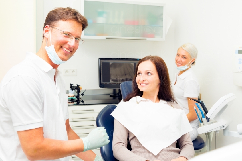 Frau sitzt beim Zahnarzt 20120505_0022 