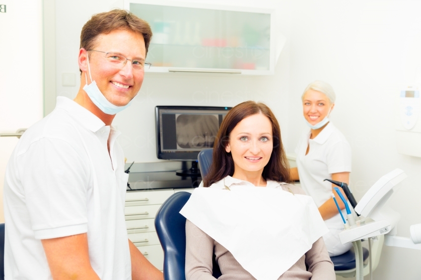 Frau sitzt beim Zahnarzt 20120505_0033 