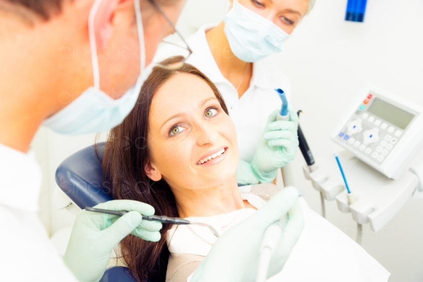 Frau sitzt beim Zahnarzt 20120505_0114 