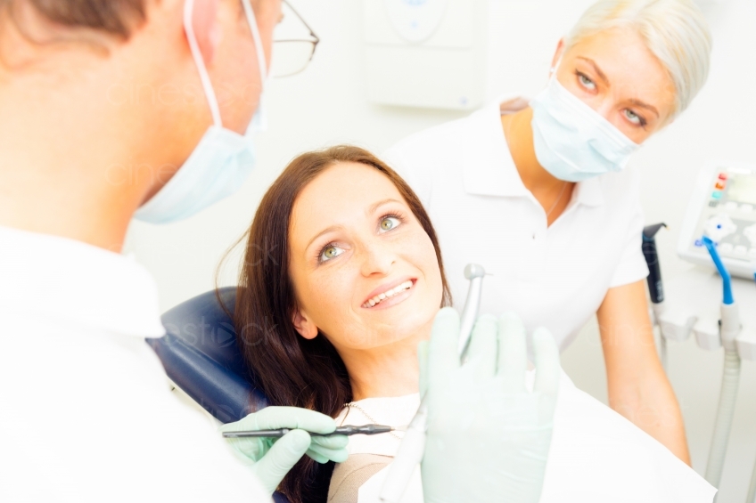 Frau sitzt beim Zahnarzt 20120505_0117 