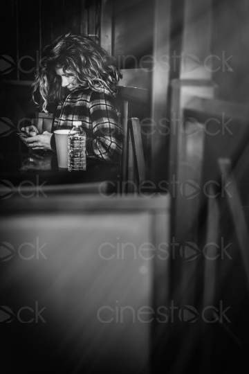 Frau sitzt in einem Cafe s/w 20160426