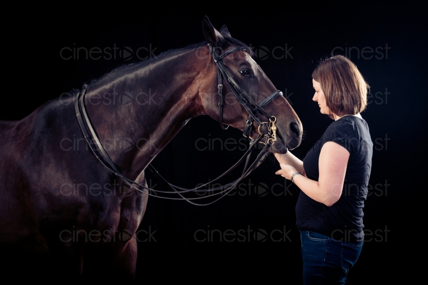 Frau spricht zu Pferd 20150913-0395 