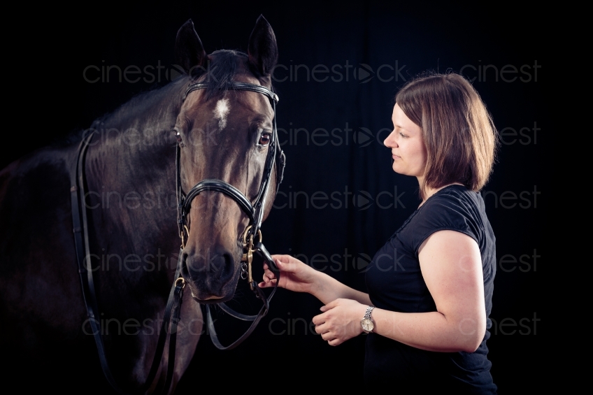 Frau spricht zu Pferd 20150913-0401 
