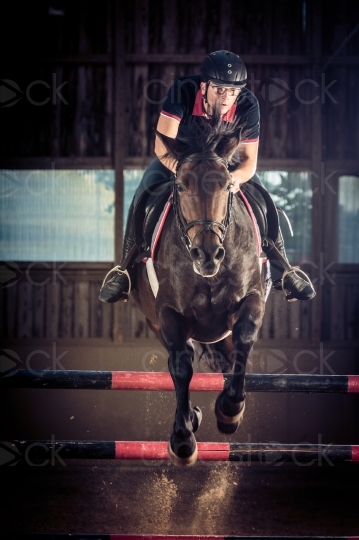 Frau springt mit Pferd 20150913-1916