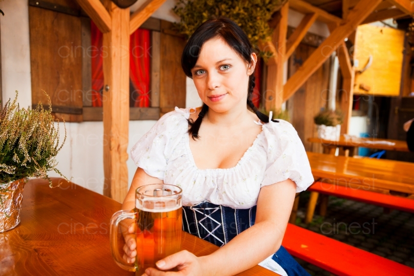 Frau trinkt Bier in Festzelt