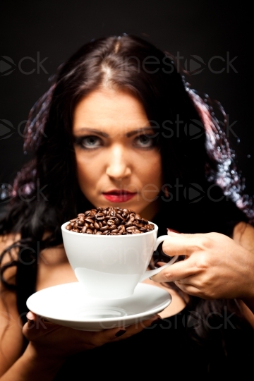 Frau trinkt Kaffee 20101018_0419
