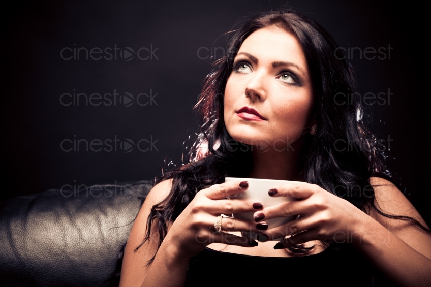 Frau trinkt Kaffee 20101018_0439