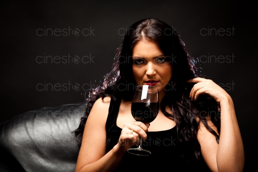 Frau trinkt Wein 20101018_0299