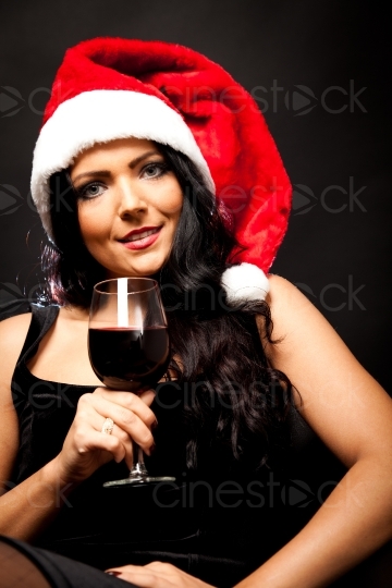Frau trinkt Wein an Weihnachten 201010180500