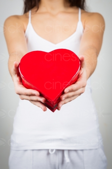 Frau überreicht rotes Herz 20121130-45