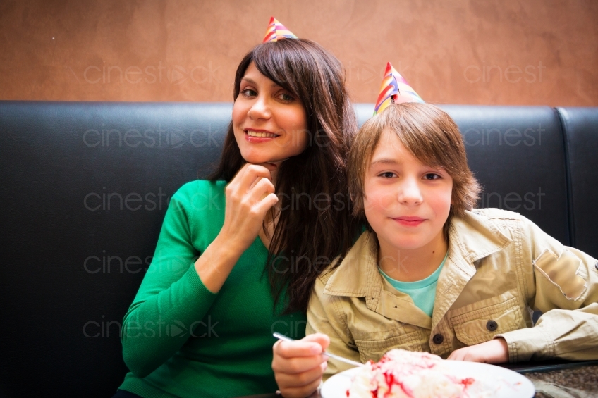 Frau und Junge feiern Geburtstag 20121115