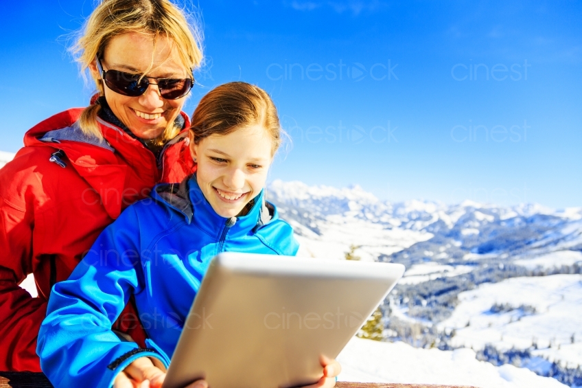 Frau und Kind vor schneebedeckten Bergen 20130316