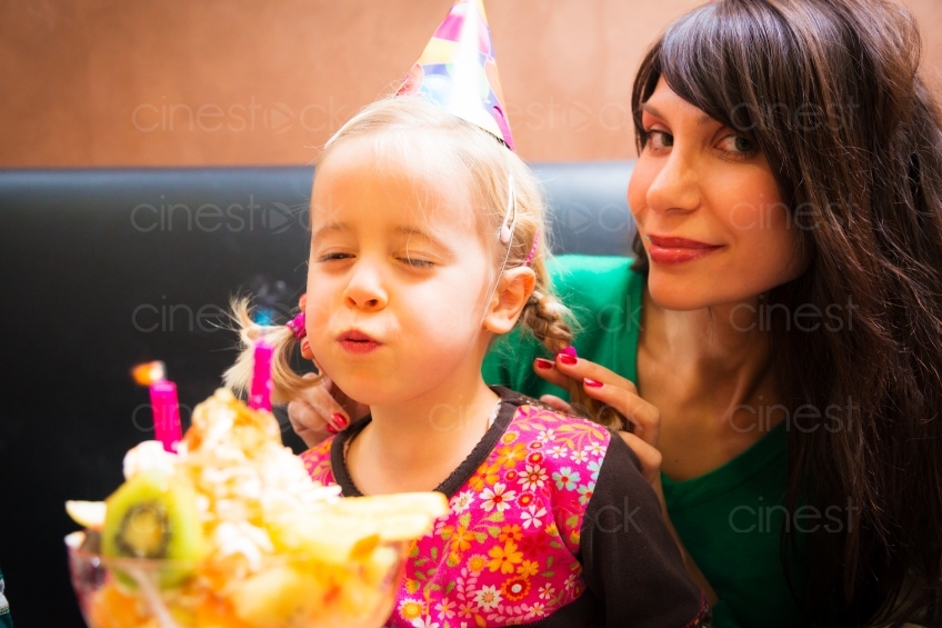 Frau und Mädchen feiern Geburtstag 20121115