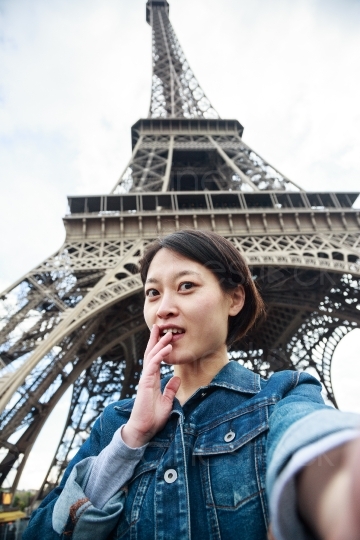 Frau vor dem Eiffelturm stehend 20160426