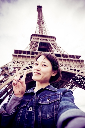 Frau vor dem Eiffelturm stehend 20160426