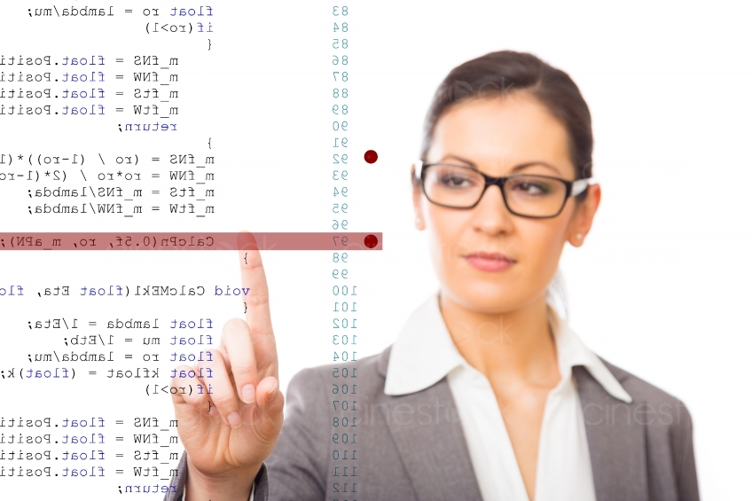 Frau zeigt auf eine Zeile im Programmiercode 20130216-0498