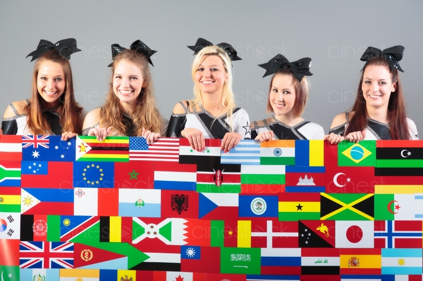 Frauen halten Papier mit Nationalflaggen 20120506_0143 