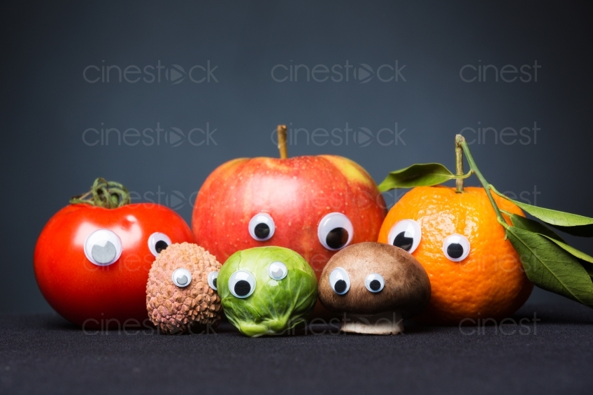 Gemüse und Obst mit Augen vor schwarzem Hintergrund 20130110