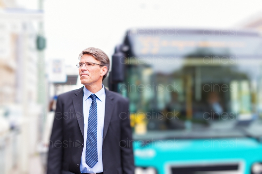 Geschäftsmann am Busbahnhof 20130503