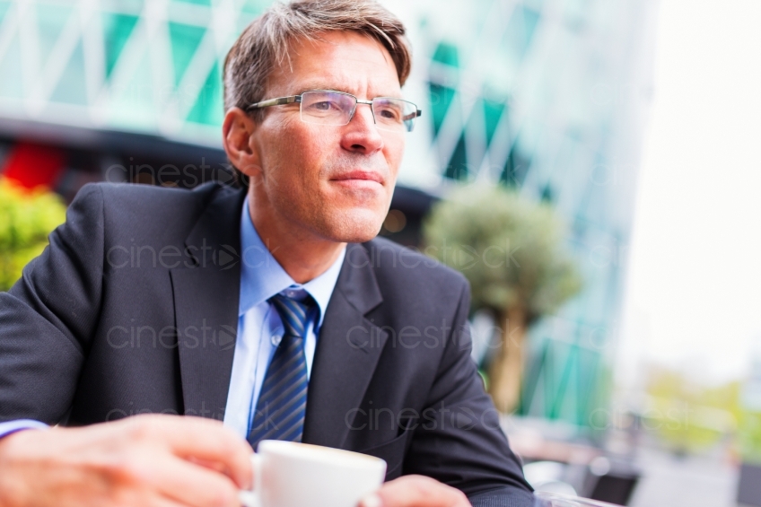 Geschäftsmann beim Kaffee trinken 20130503