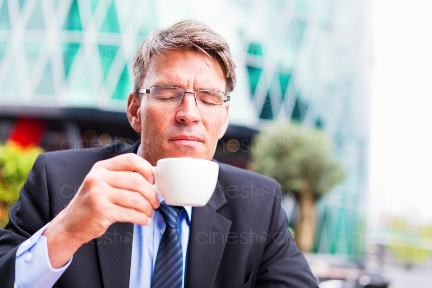 Geschäftsmann beim Kaffee trinken 20130503