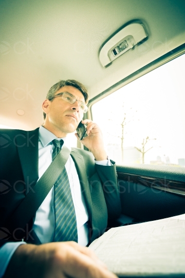 Geschäftsmann telefoniert im Auto 20130503