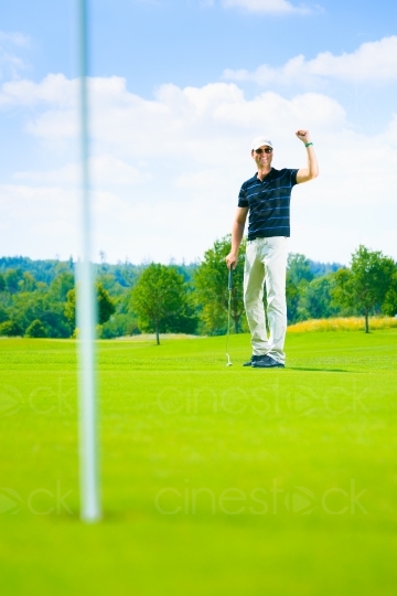 Golfer locht ein 20120811-334