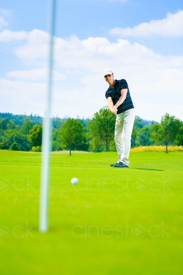 Golfer schlägt Ball 20120811-330