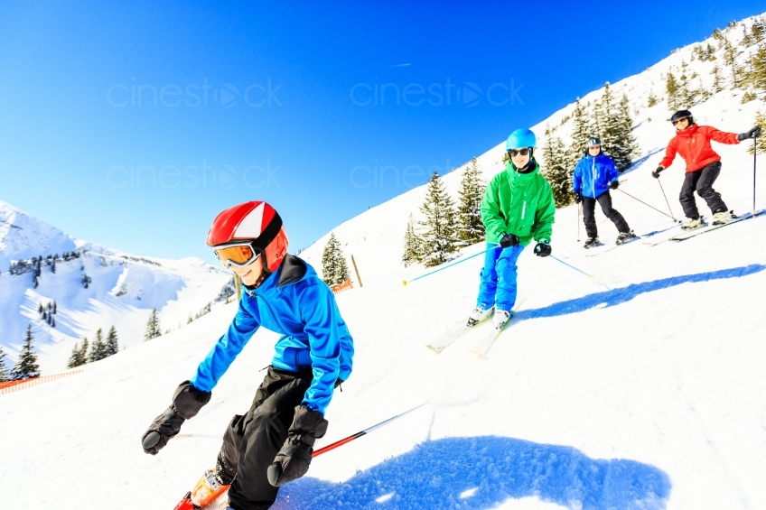 Gruppe von Skifahrern auf der Piste 20130316