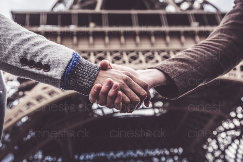 Hand in Hand vor dem Eiffelturm in Paris 20160426