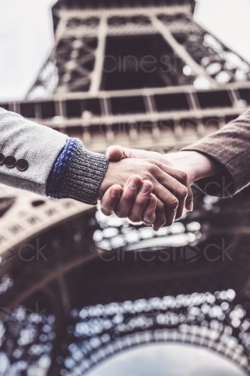 Hand in Hand vor dem Eiffelturm in Paris 20160426