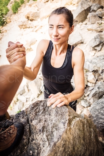 Helfende Hand beim Klettern an der Felswand 20160718