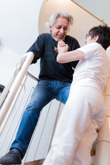 Hilfe für alten Mann auf Treppe 20140120-0739
