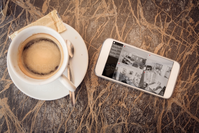 Kaffee und Smartphone auf einem Tisch 20160823