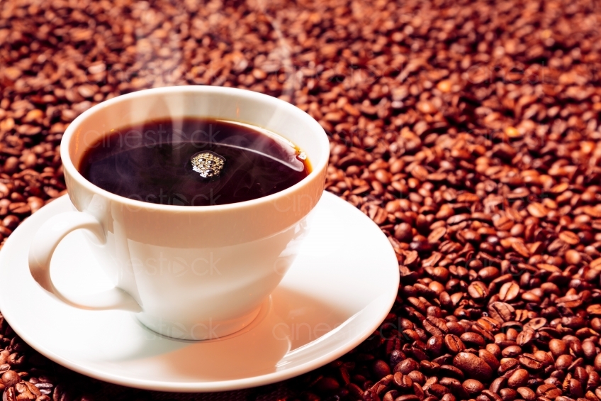 Kaffeetasse auf Kaffeebohnen 20130114